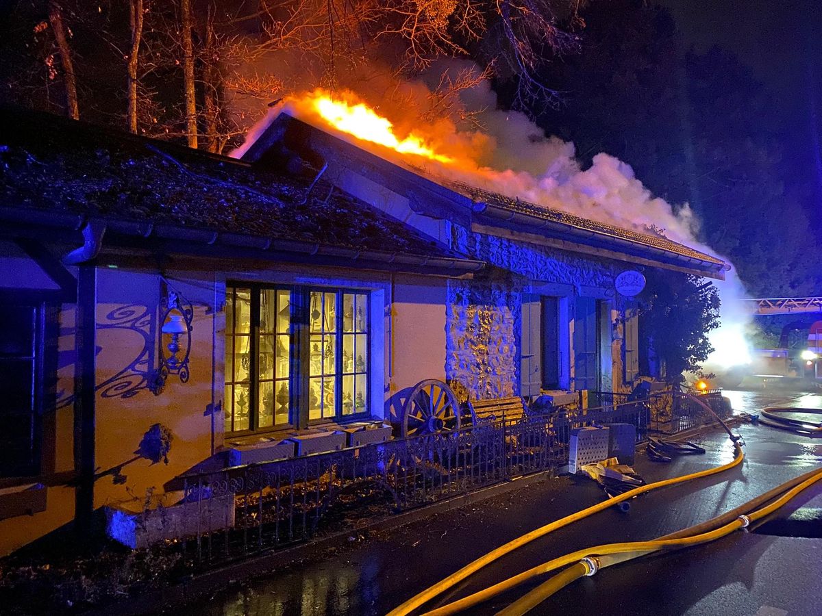 La maison du brocanteur, le mardi 17 janvier 2023 au soir, la proie des flammes comme en septembre 2019.