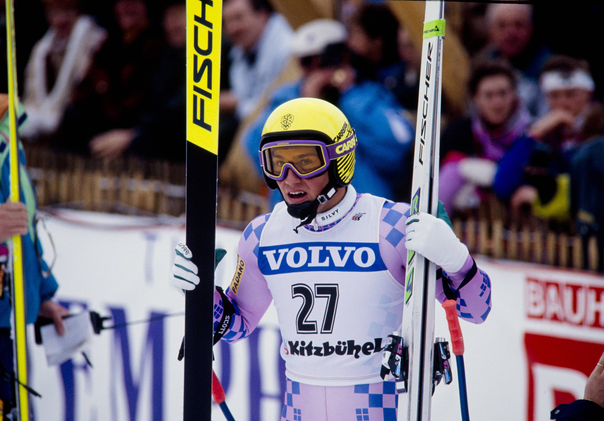 Peter Runggaldier (Italien) mit Startnummer 27 im Zielraum der Kitzbühel-Abfahrt, Ski-Weltcup 1991.