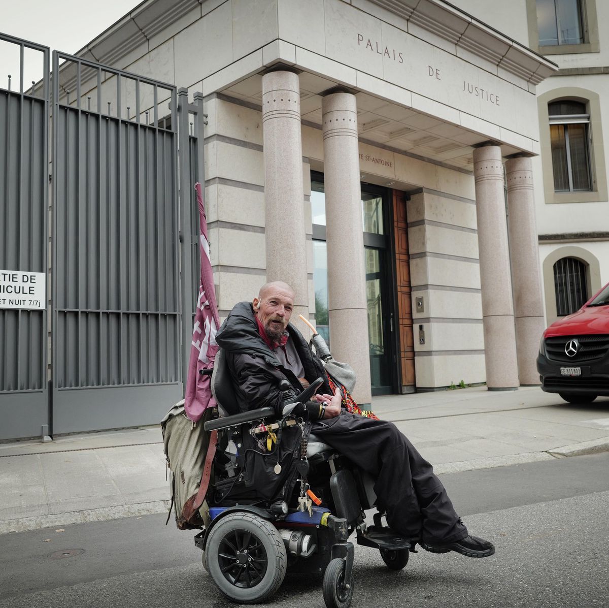 Eric Grassien, dans un fauteuil roulant, devant le Palais de Justice de Genève le 28 octobre 2024.