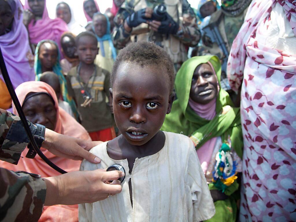 Le Programme alimentaire mondial suspend son aide au Soudan après la mort de trois humanitaires travaillant pour l'organisation des nations-unies.