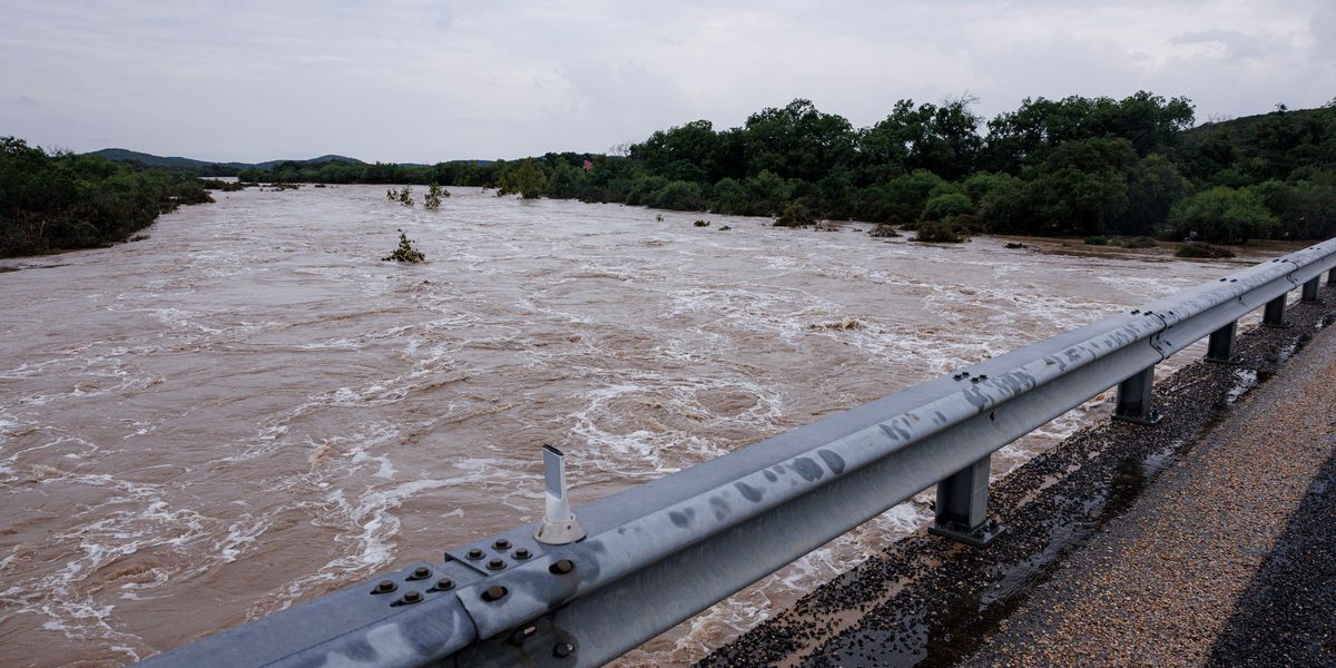 Pegelstand-von-2025-bald-erreicht-Hochwasser-in-Texas-spitzt-sich-zu-Einsatzkr-fte-retten-Menschen