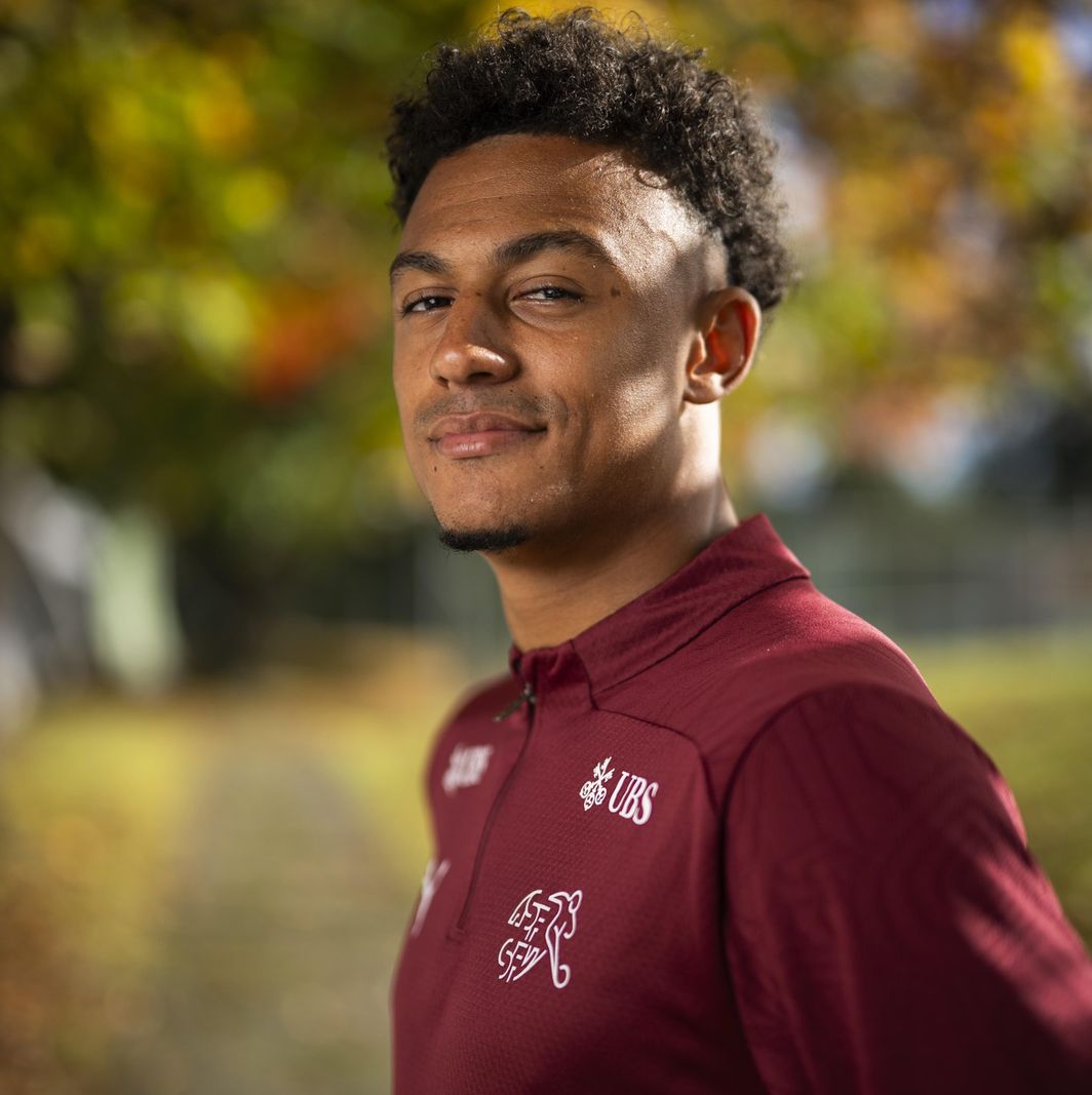 Dan Ndoye pose lors d’une conférence de presse de l’équipe nationale suisse de football au camp d’entraînement à St. Gallen, le 9 octobre 2024.