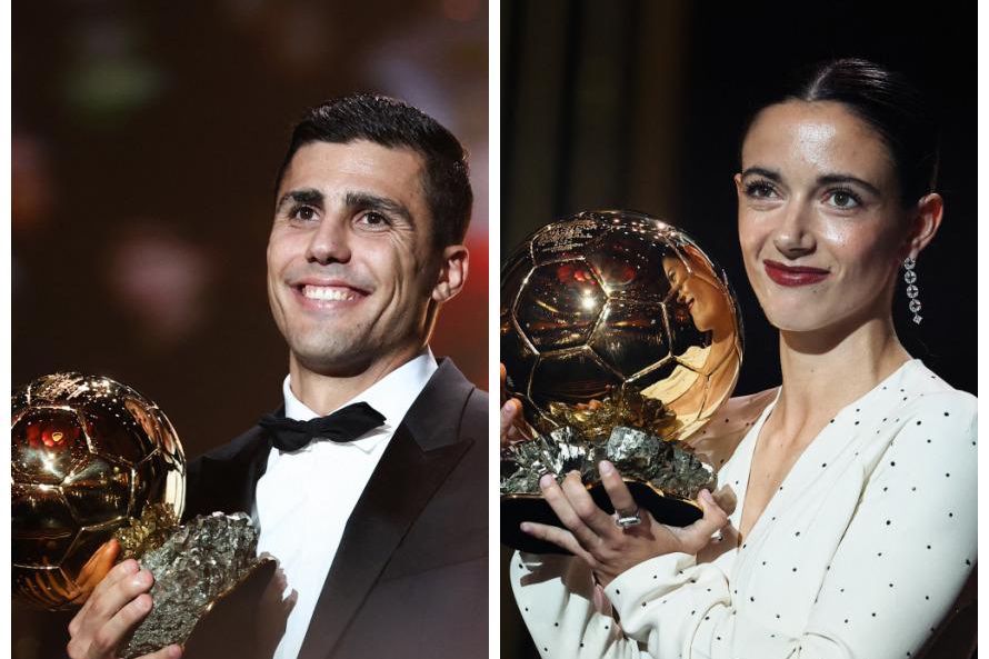 Un homme en costume et une femme en robe blanche, chacun tenant un trophée de ballon doré lors d'une cérémonie de remise de prix.