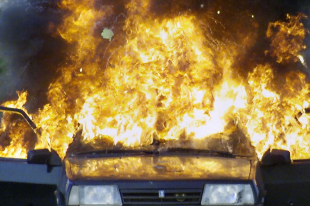 «Il était à côté et me regardait brûler»