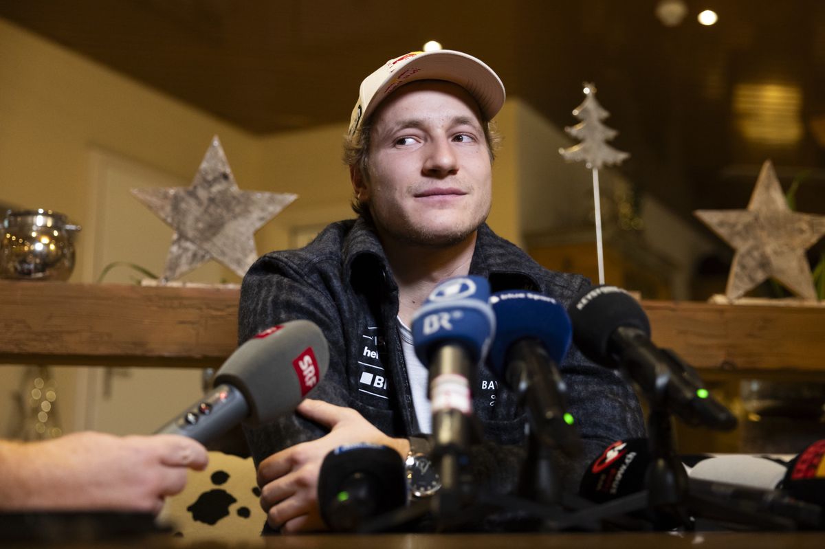 Der Schweizer Skirennfahrer Marco Odermatt hoert sich eine Frage eines Journalisten an, waehrend einem Point de Presse von Swiss Ski, am Donnerstag, 4. Januar 2024, in Adelboden. (KEYSTONE/Peter Klaunzer)