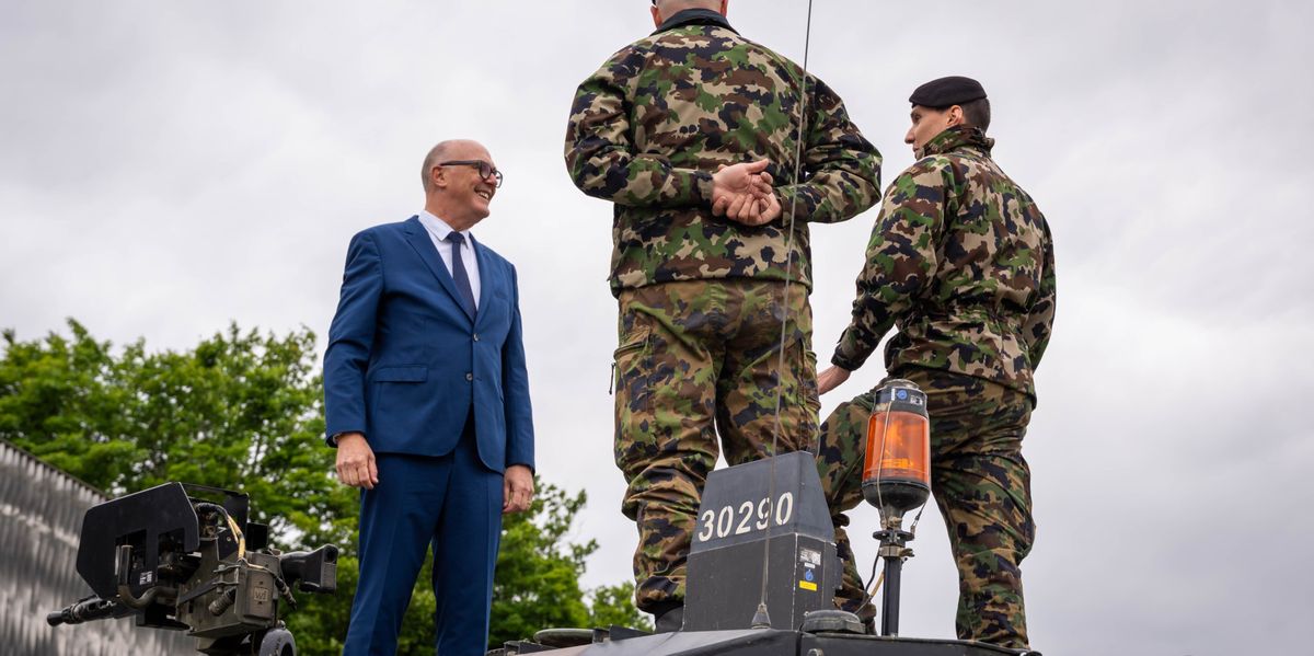 Swiss Army: A third of the population wants more money