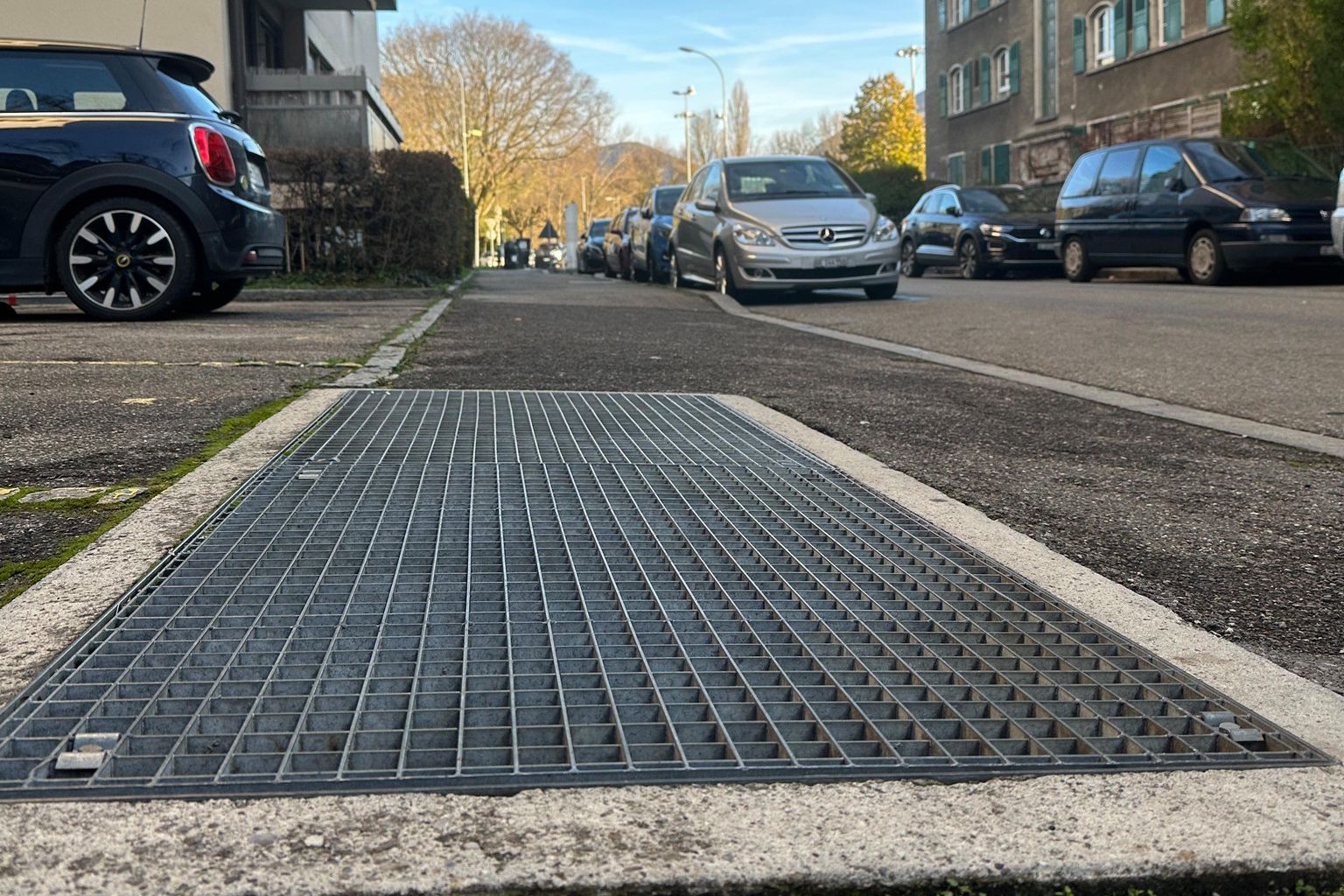 Une grille de ventilation à Genève sur le trottoir de la rue de la Colline, lieu d’un accident impliquant une jeune fille en 2018.