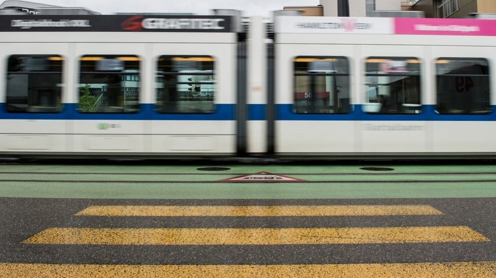 Autofahrer bei Unfall mit Glattalbahn schwer verletzt