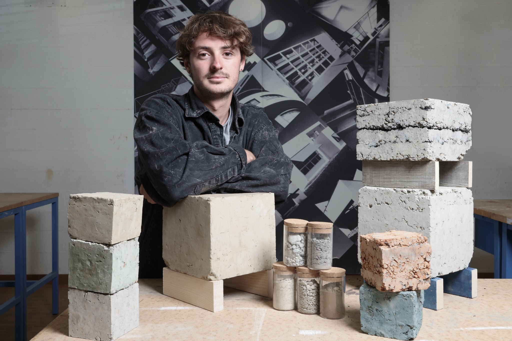 Jeremy Morris et des briques de terre crue qu’il a fabriquées.