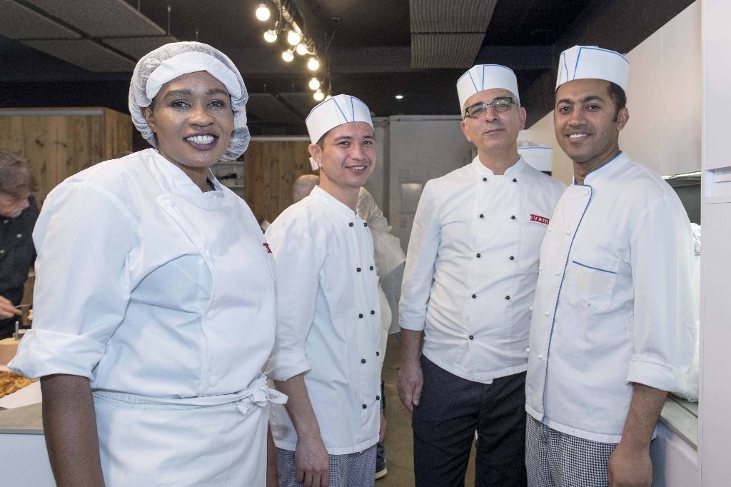 Des migrants diplômés aides de cuisine