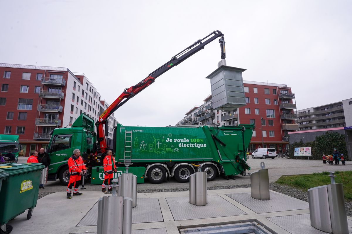 Meyrin, le 08/03/2024 - présentation de la stratégie de décarbonation de la flotte des véhicules de la ville de Meyrin, et présentation des deux nouveaux camions électriques de voirie. dstinés au ramassage des ordures.