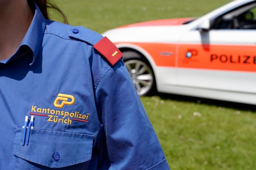 Il monte sur une grue puis refuse de redescendre