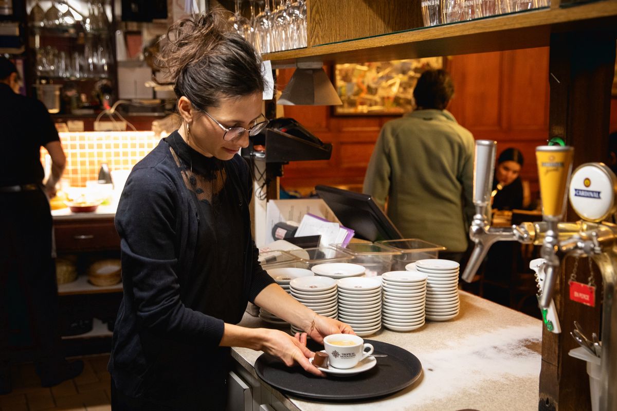 29.12.23. Lausanne. Vanessa Jeannert patronne du Café du Grutli à Lausanne.©Laurent de Senarclens/ 24 Heures indépendant.