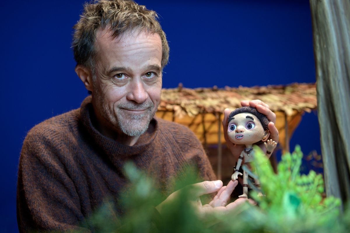 Martigny,  le 22 février 2023.  Le réalisateur valaisan Claude Barras, accompagné de son équipe, préparent les studios pour le tournage de son prochain film long-métrage d'animation. Sauvages, transformera une halle désaffectée en forêt indonésienne grâce à la création de 17 studios. Les petits personnages du film peuvent changer d'expression grâce à des aimants disposés dans les marionnettes.  .24HEURES/Chantal Dervey