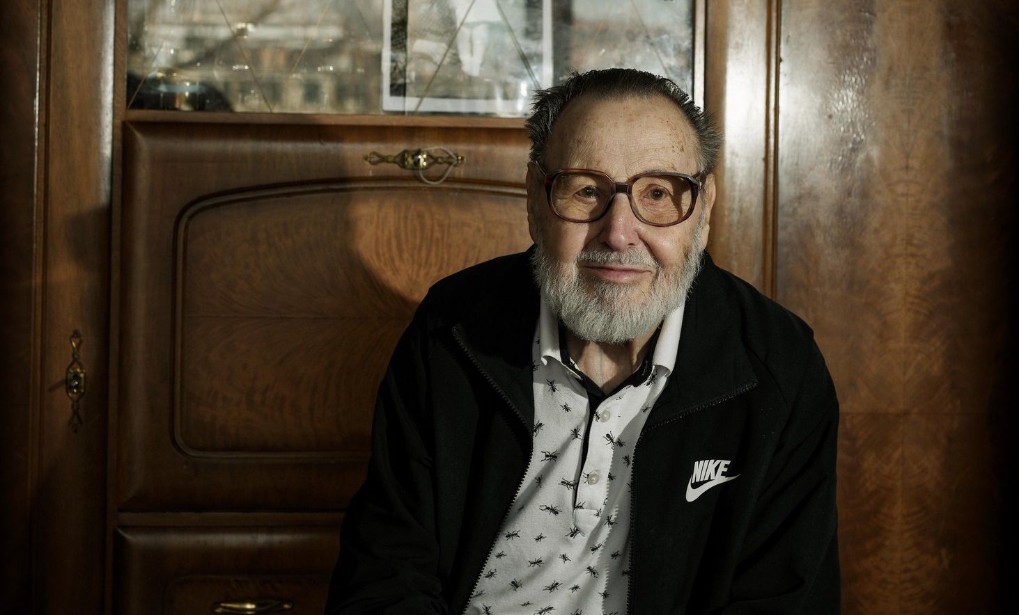 Ernst Unger et ses souvenirs, dans le salon de son nouvel appartement.