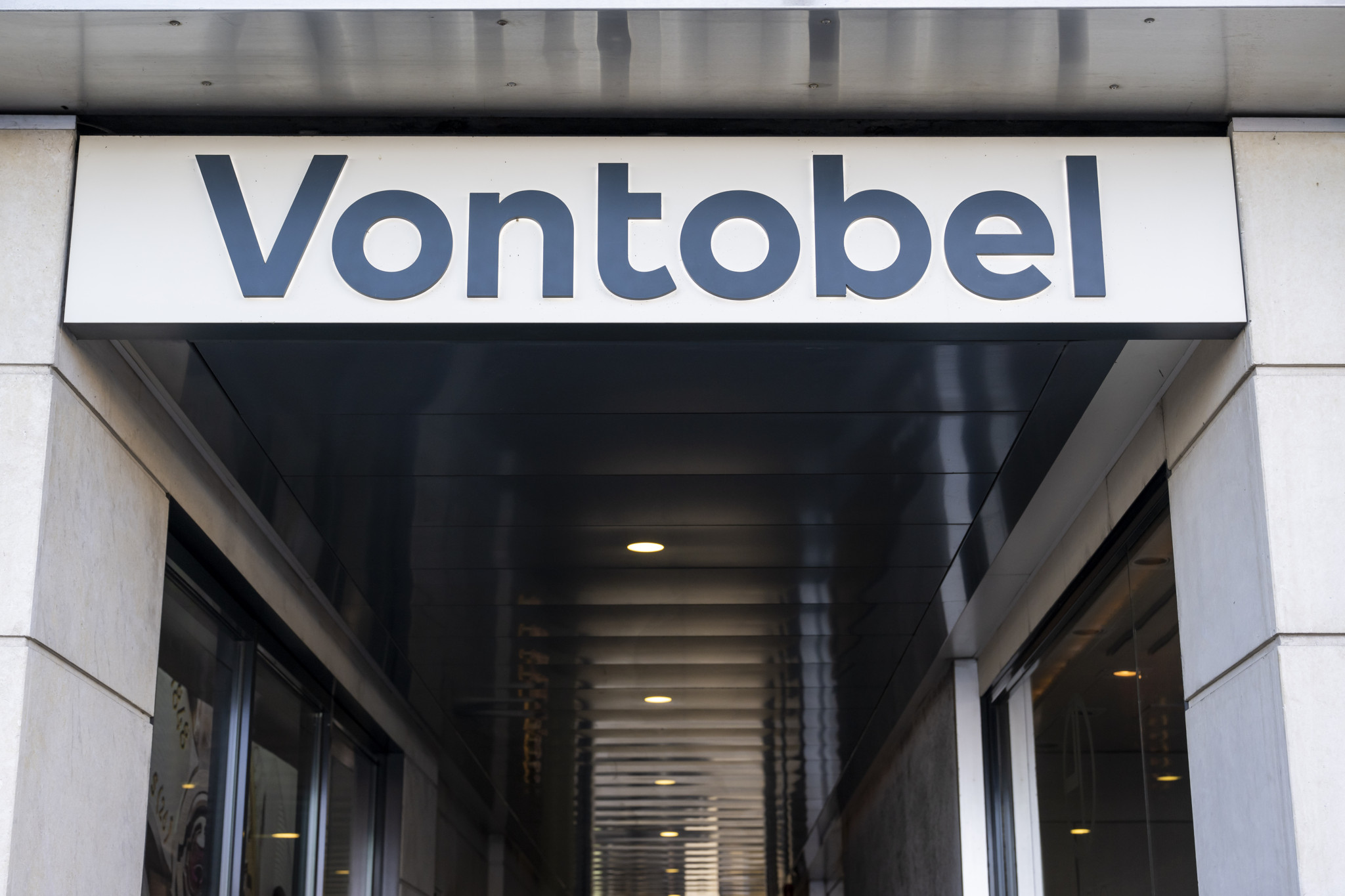 Logo der Bank Vontobel SA am Eingang ihres Sitzes in Genf.