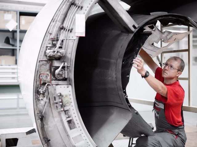 Trotz Grossaufträgen wie der Überholung von zwölf Airbus A330 der skandinavischen SAS spricht SR Technics nun 200 Kündigungen aus.