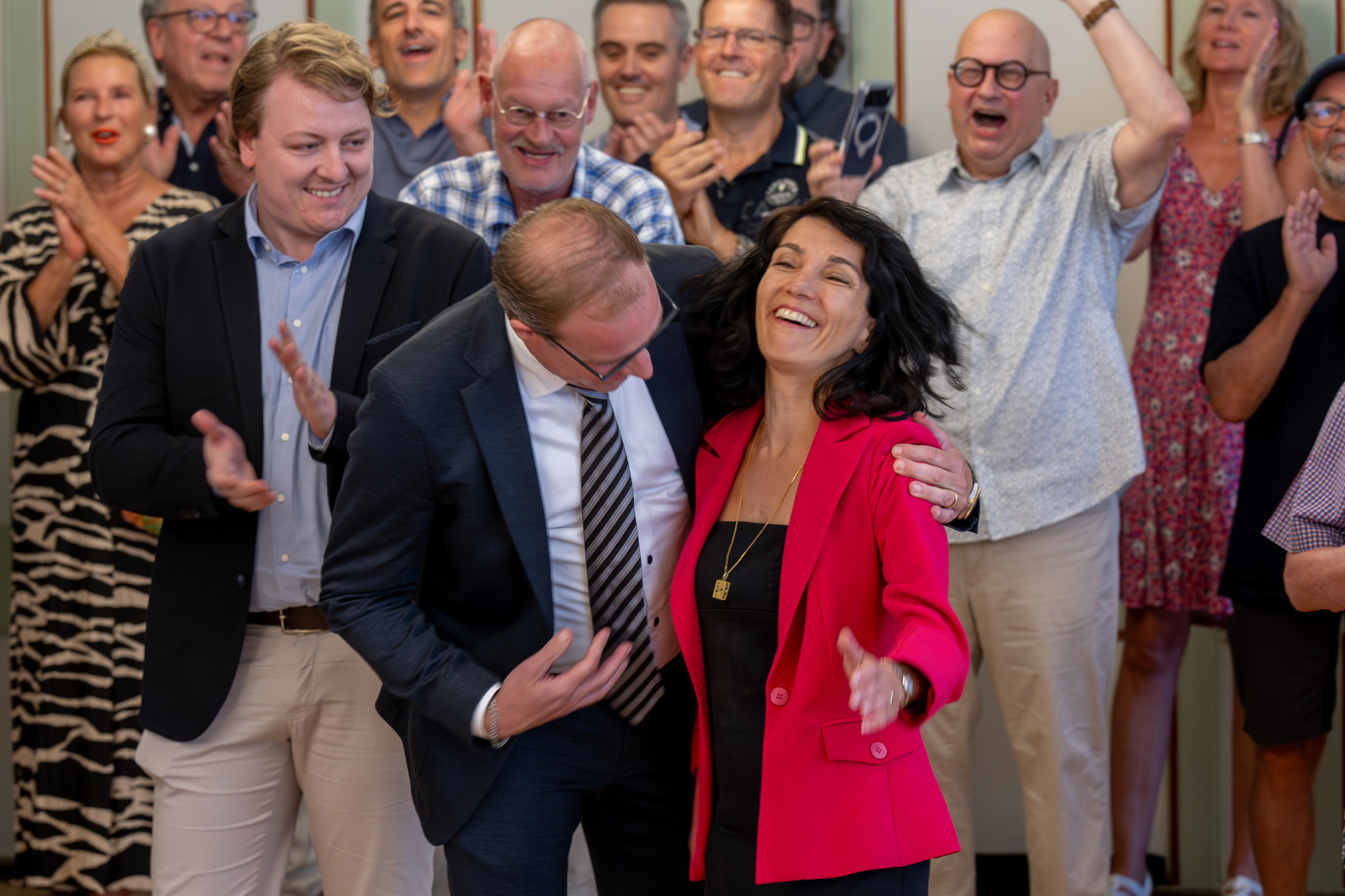 Eveline Salzmann, erste Stadtpräsidentin Thuns, strahlt vor Freude, während Gemeinderat Reto Schertenleib sie beglückwünscht, umgeben von jubelnden Anhängern. Eveline Salzmann, erste Stadtpräsidentin Thuns, strahlt vor Freude, während Gemeinderat Reto Schertenleib sie beglückwünscht, umgeben von jubelnden Anhängern.
