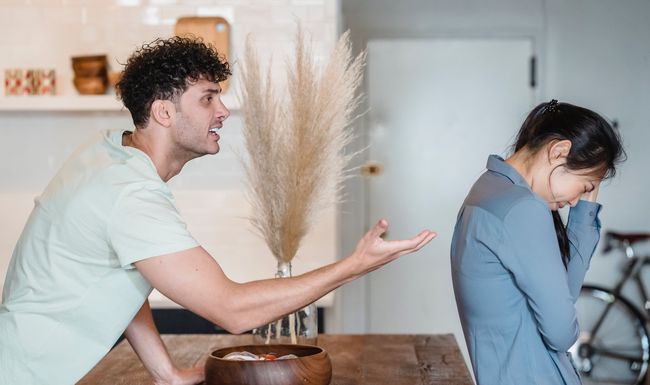 Mann und Frau streiten. 