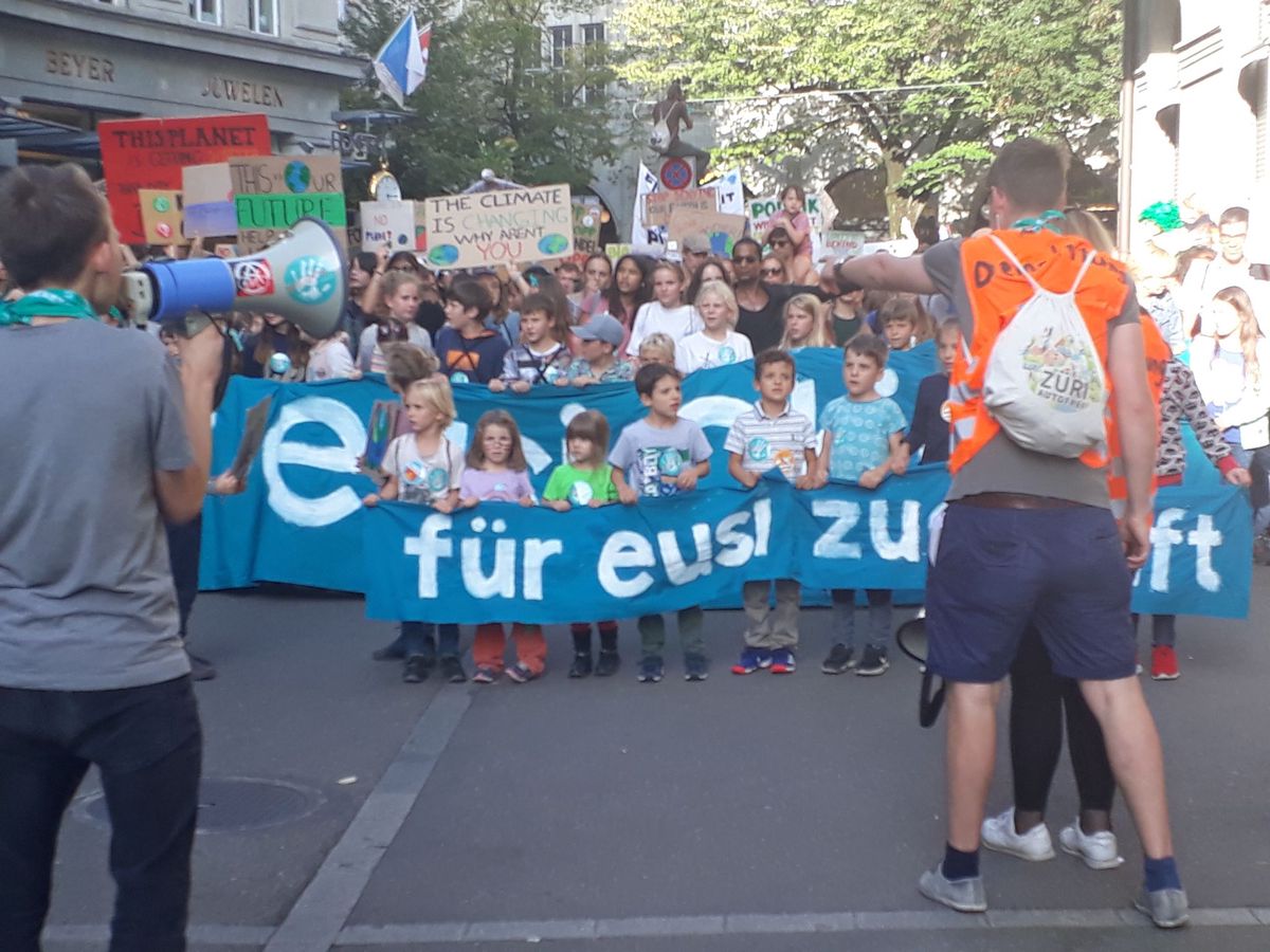  Aufstehen «für eusi Zuekunft»: Die beiden Demonstrationszüge treffen sich in der Bahnhofstrasse. Foto: slm