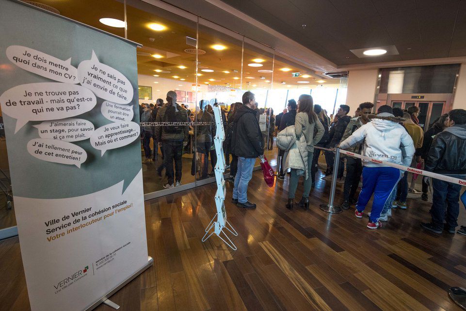 Une opération de recrutement en direct d'apprentis s'est déroulée au centre commercial Balexert. Etant donné l'affluence de candidats, une file d'attente s'est rapidement formée. Photo Lucien FORTUNATI