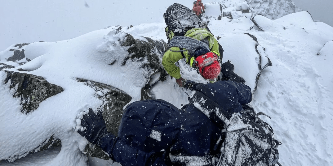 Deux alpinistes secourus en training et chaussures légères sur le Cervin