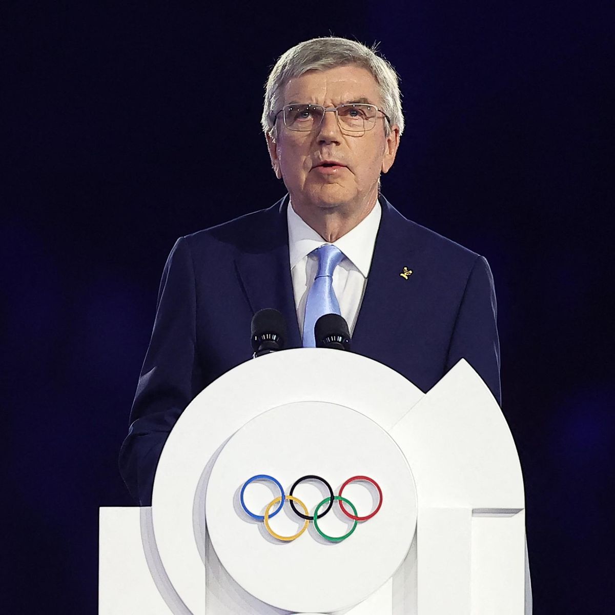 Le président du CIO, Thomas Bach, prononce un discours lors de la cérémonie de clôture des Jeux Olympiques de Paris 2024 au Stade de France.