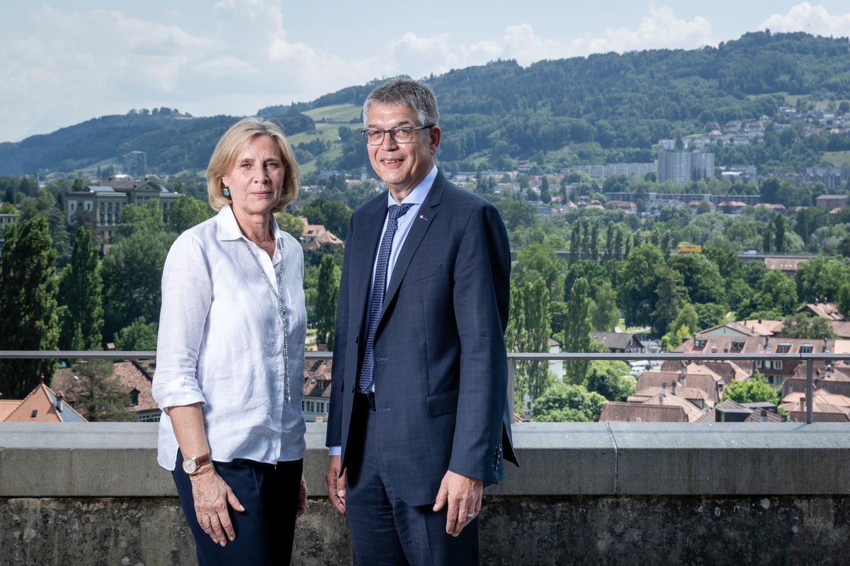 Sie sind sich beim Klima- und Innovationsgesetz uneinig: Patricia von Falkenstein und Markus Meier auf der Terrasse hinter dem Bundeshaus in Bern.