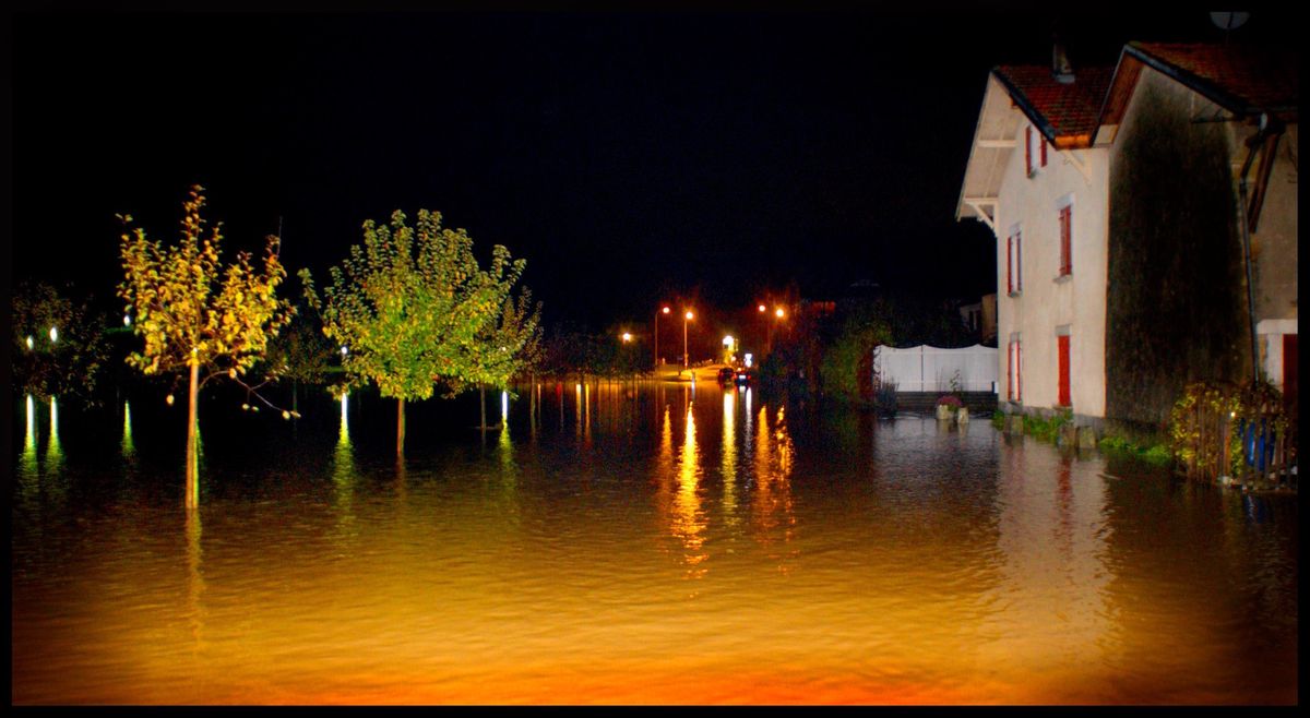 Un quartier d'habitation, situé près de la route de Lully, a été pris sous les eaux à la suite d'une vague venue du coteau de Soral.