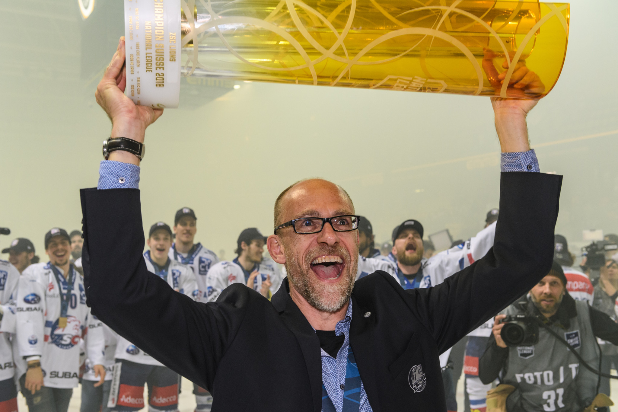 27.04.2018; Lugano; Eishockey National League Playoff Final - HC Lugano - ZSC Lions;
Trainer Hans Kossmann (ZSC) mit Pokal
(Vedi Galijas/freshfocus) 
--------------------------------------------------------------------- ACHTUNG REDAKTIONEN: KEINE ABONNEMENTS, ES GELTEN DIE PREISEMPFEHLUNGEN DES SAB - MANDATORY CREDIT, EDITORIAL USE ONLY, NO SALES, NO ARCHIVES ----------------------------------------------------------------------