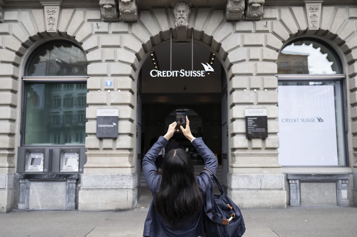 Une touriste photographie l’entrée d’une succursale de Credit Suisse à Zurich.