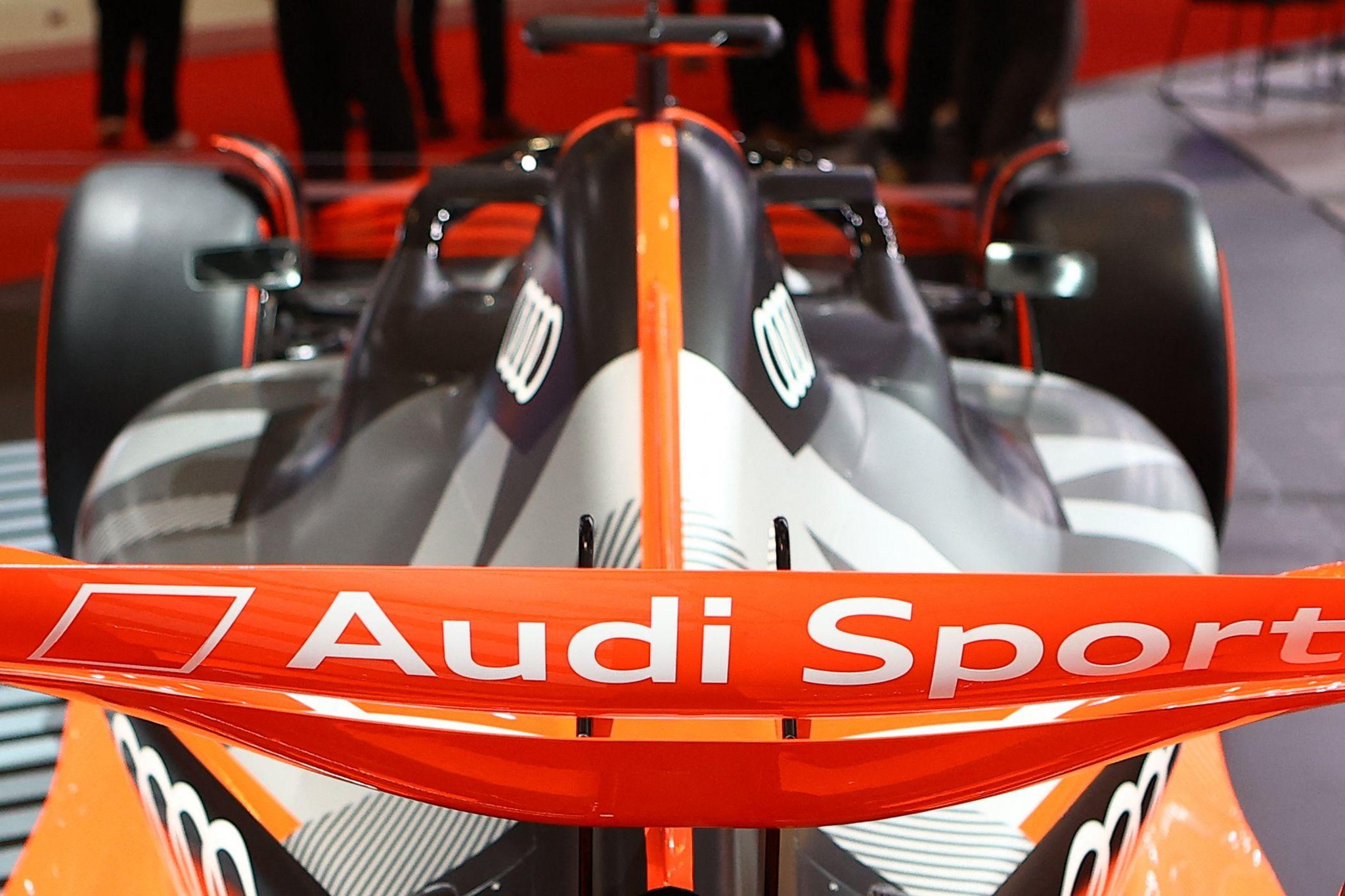 Modell eines Audi F1-Autos bei der Eröffnungszeremonie der Geneva International Motor Show 2023 im Doha Exhibition and Convention Center.