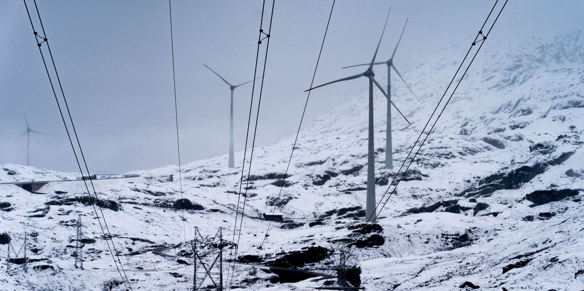 Une ligne à haute tension et quatre des cinq éoliennes du col du Gothard.