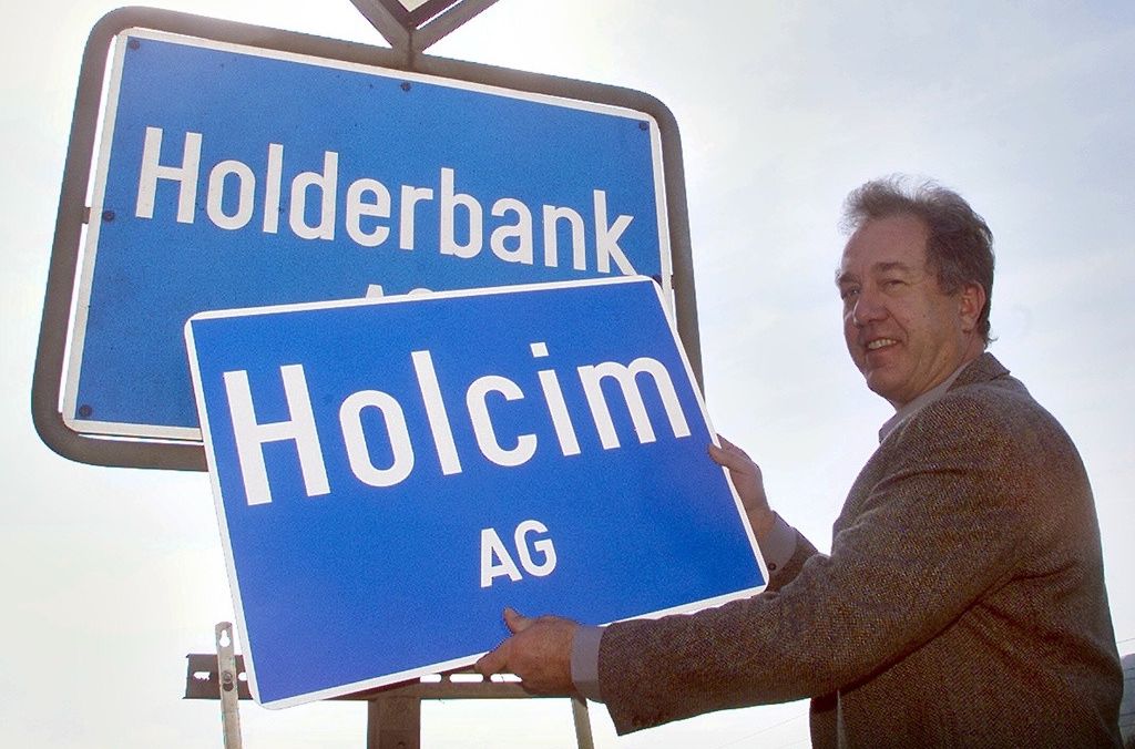 Simon Laeuchli, Gemeindepraesident von Holderbank, tauscht am Samstag 31. Maerz 2001, die bisherige Ortstafel mit der Aufschrift "Holderbank" mit dem neuen Namen "Holcim" aus. Anlass dafuer ist der Zementkonzern Holderbank, welcher letzte Woche bekanntgab, dass er in Zukunft "Holcim" heissen wird. (KEYSTONE/Michele Limina) === ELECTRONIC IMAGE ===
