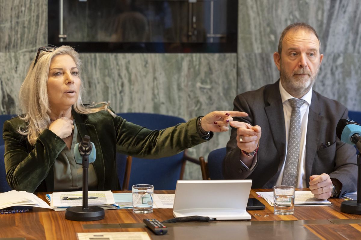 Nathalie Fontanet, gauche, presidente du Conseil d'Etat, accompagnee de conseiller d'Etat Thierry Apotheloz, droite, s'exprime concernant l'audit de conformite de le Cour des comptes portant sur les mandats donnes a des tiers (Audit de la Cour des comptes relatif a l'acquisition des prestations de services et l'attribution de mandats), lors d'une conference de presse, ce lundi 16 decembre 2024 a Geneve. La Cour des comptes a publie lundi un rapport sans concessions sur l'acquisition de prestations de services et l'attribution de mandats au sein de l'Etat de Geneve. Le "gendarme" de l'administration a constate "de nombreuses irregularites". (KEYSTONE/Salvatore Di Nolfi)