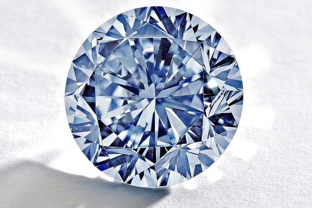 Si la pierre atteint à la vente les 19 millions de dollars espérés, elle deviendra le diamant le plus cher au monde par carat.