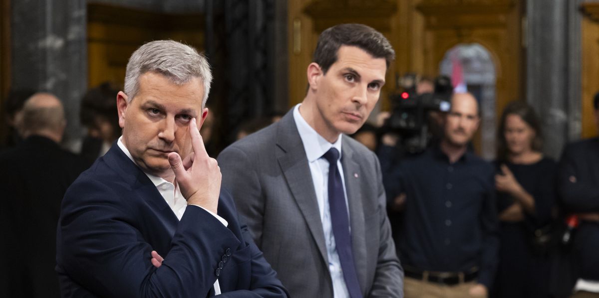 Marco Chiesa, Parteipraesident SVP, links, und Thierry Burkart, Parteipraesident FDP, verfolgen eine Hochrechnung der Wahlresultate kurz vor Beginn der Elefantenrunde der Parteipraesidenten am Wahltag der Eidgenoessischen Parlamentswahlen, am Sonntag, 22. Oktober 2023 im Bundeshaus in Bern. Die Schweizer Buergerinnen und Buerger waehlen das Bundesparlament mit den beiden Kammern Nationalrat und Staenderat. (KEYSTONE/Peter Klaunzer)