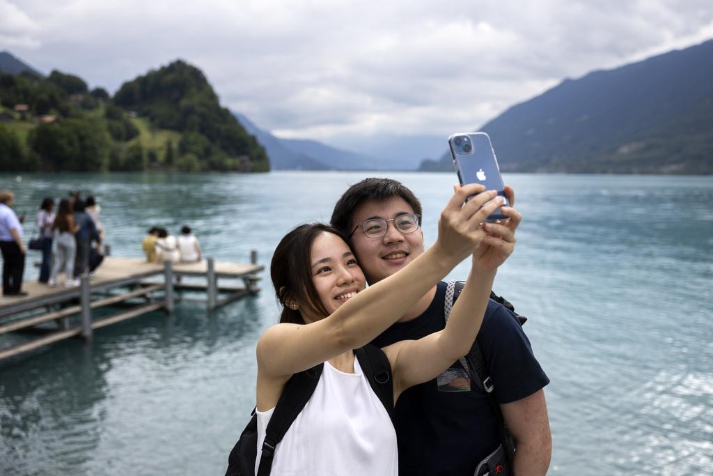 Wegen einer koreanischen Netflix-Serie gerade ein Hit bei asiatischen Touristen: Reisende aus Singapur in Iseltwald. (26. Juli 2022) 