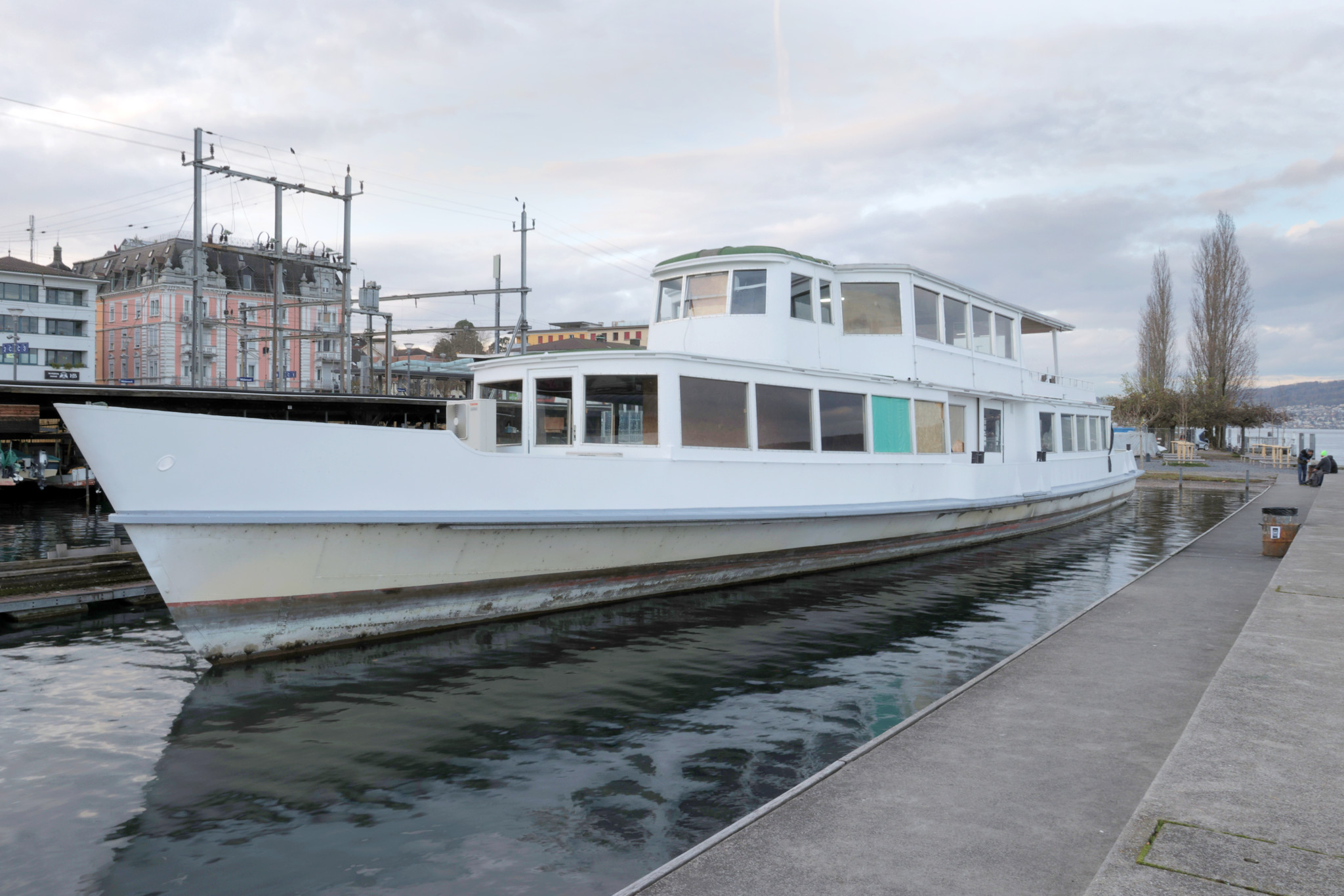 Das Restaurantschiff MS Glärnisch liegt am Seeplatz in Wädenswil. Eigentümer Alexander Meszaros und Tobias Stüssi wollen es seit Jahren restaurieren.
