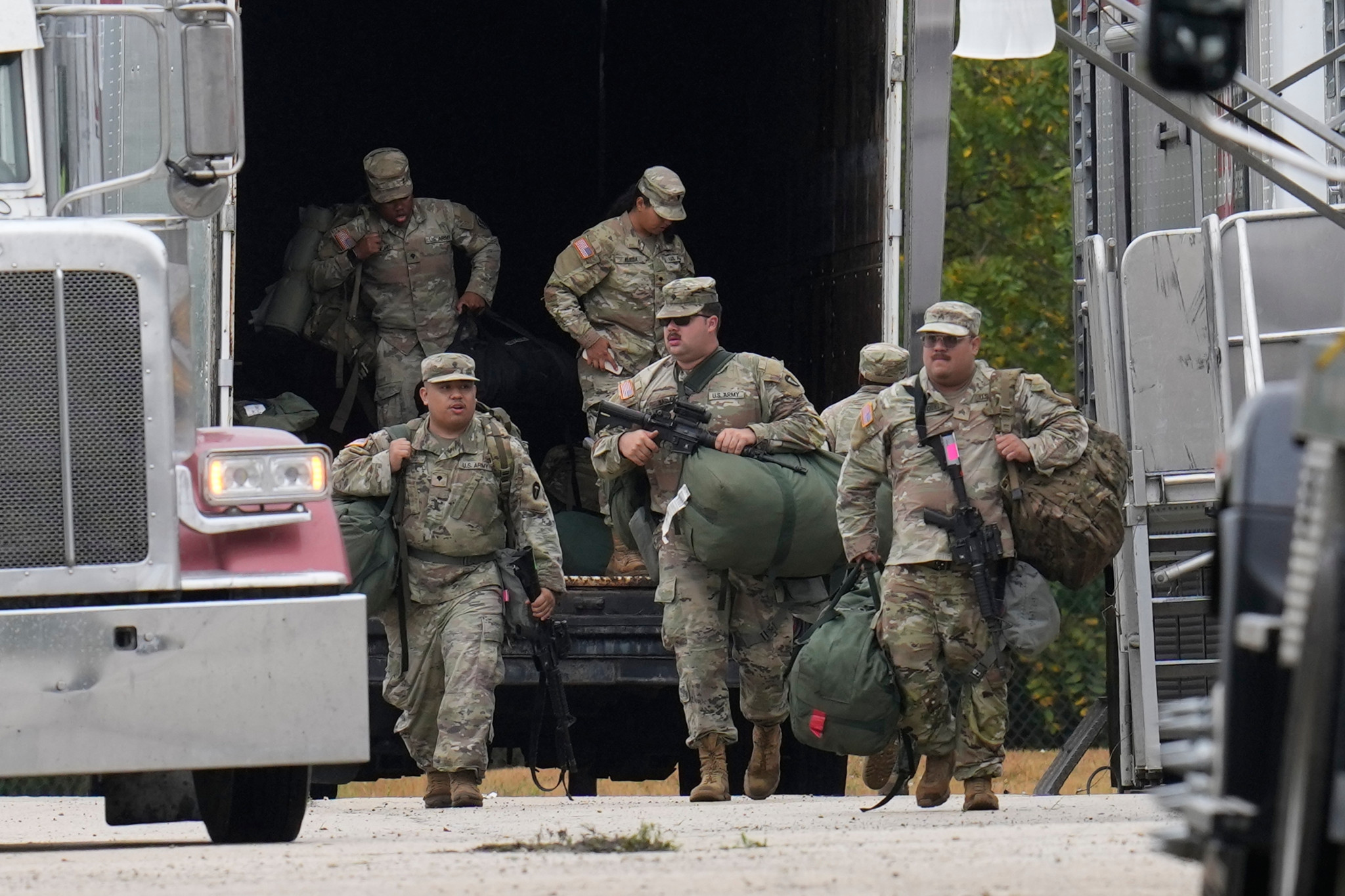 Legal wrangling: Texas National Guard soldiers arrive in Illinois