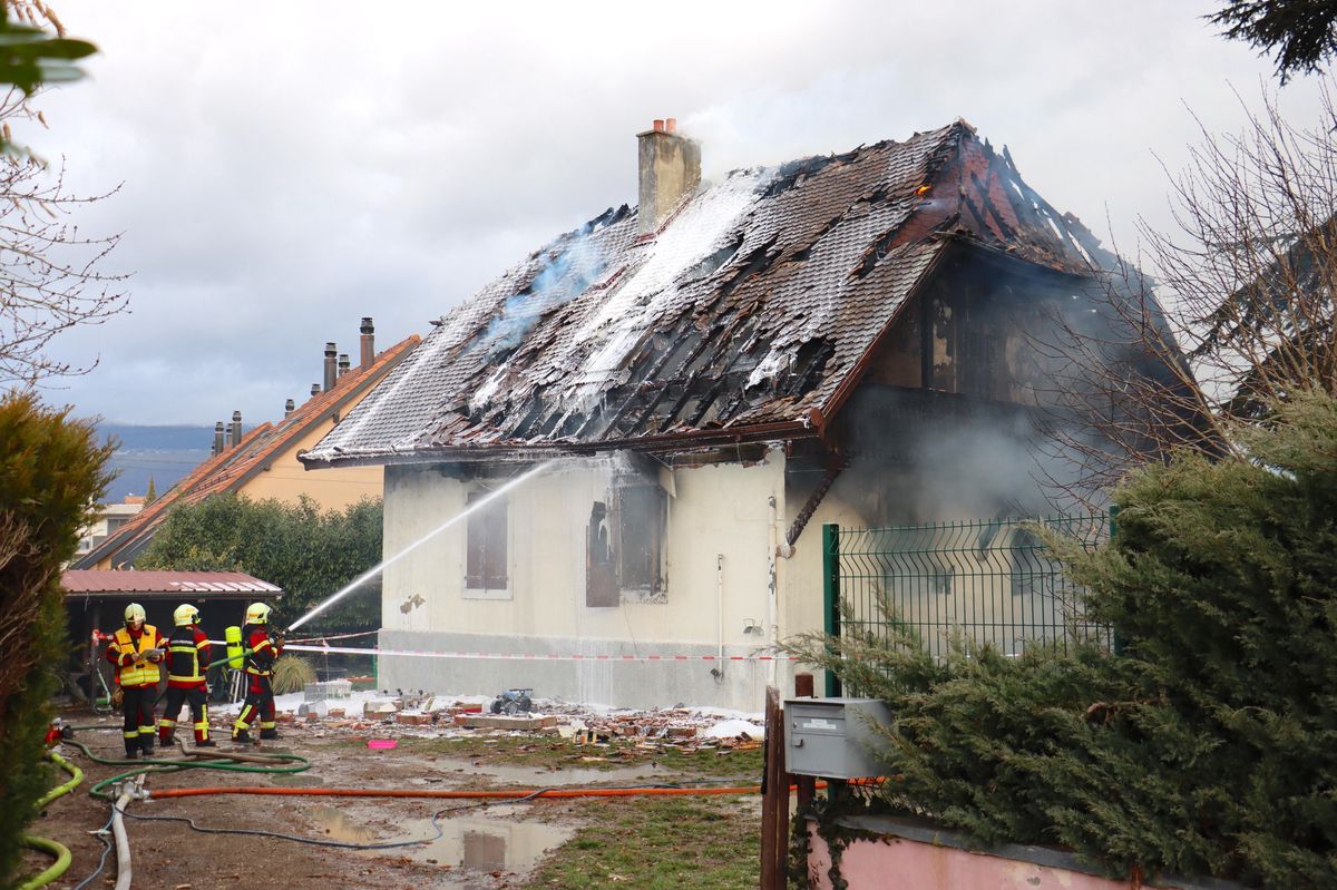 Une famille de cinq personnes vivait dans la maison qui a été détruite par un incendie.