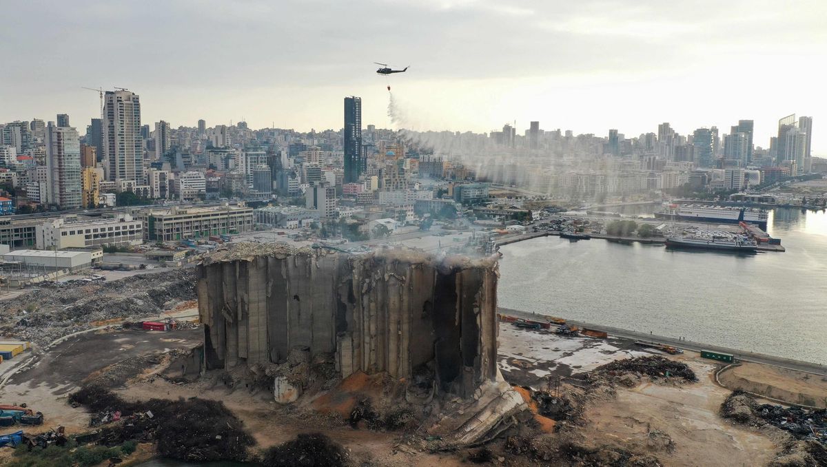 Certains Libanais accusent les autorités de laisser les silos brûler pour effacer les traces de l’explosion du 4 août 2020 et bâtir un nouveau port. Beyrouth, 31 juillet 2022.  