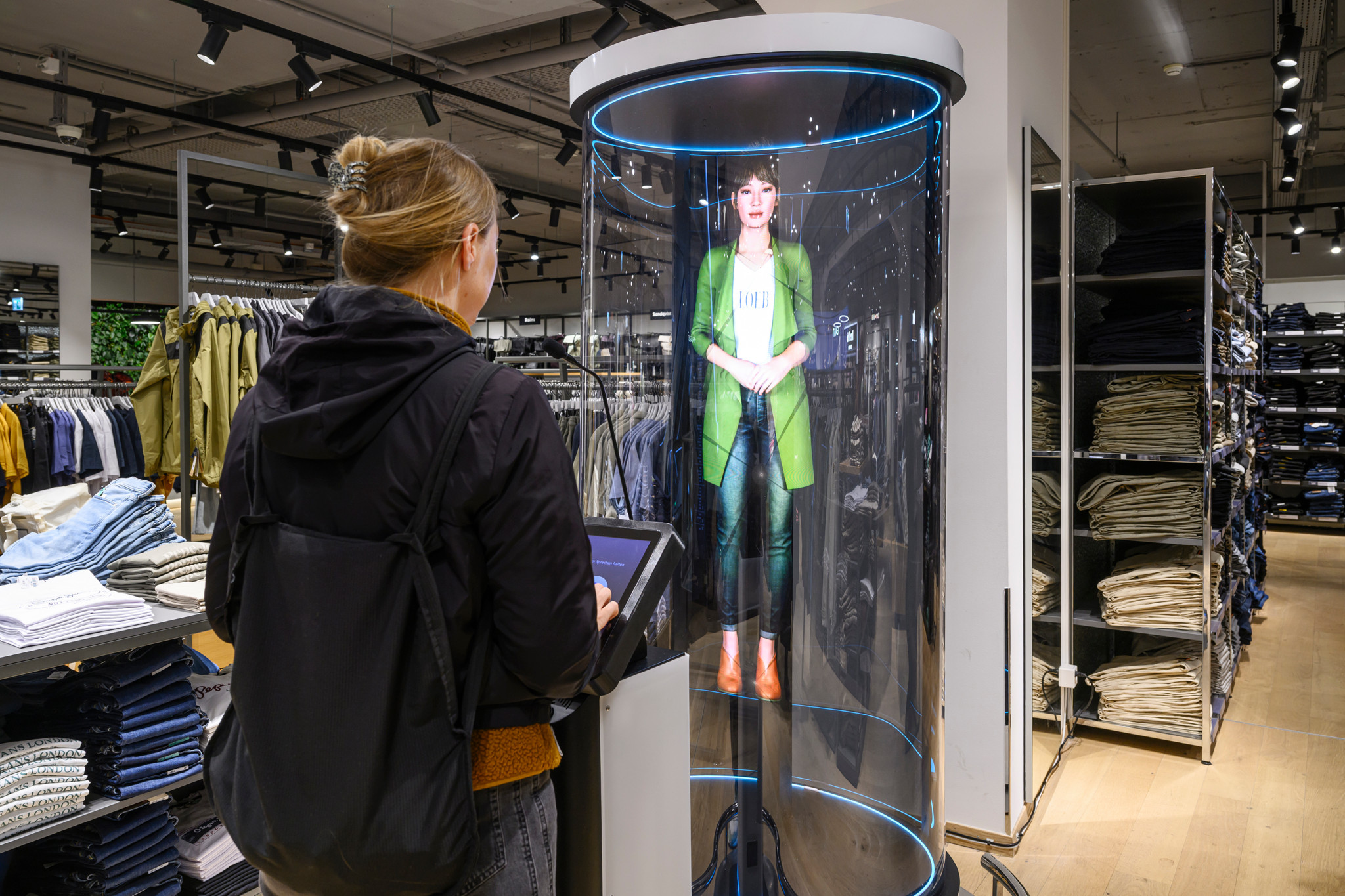 Massnahme gegen das Ladensterben: Shoppen mit dem KI-Avatar: «Emilia, welche Farbe ist im Trend?»