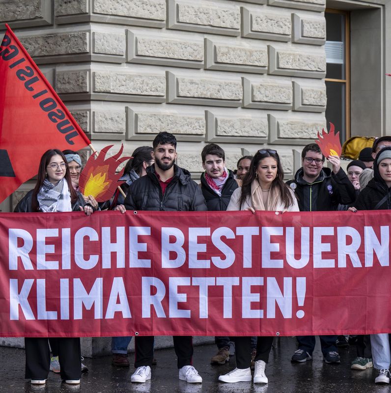 Mitglieder der JUSO Schweiz in Bern mit einem Banner ’Reiche besteuern, Klima retten!’ bei der Einreichung einer Initiative zur Erbschaftssteuer.