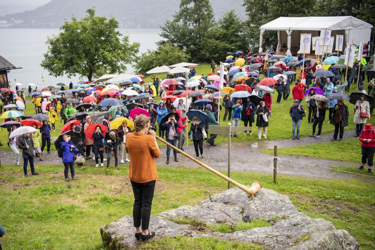La joueuse de cor des Alpes, Lisa Stoll à l’occasion du Grütli des femmes.