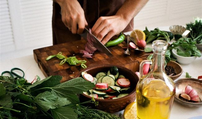 Manche Gemüsesorten wie Zwiebeln sind im rohen Zustand besser für deinen Körper, während du bei anderen gekocht mehr profitierst.