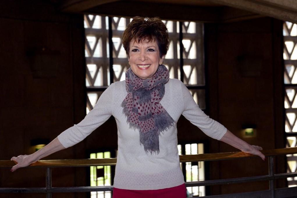 Catherine Laborde, animatrice française, pose à Paris, souriante avec une écharpe grise, lors d’un photo call le 21 mars 2013.