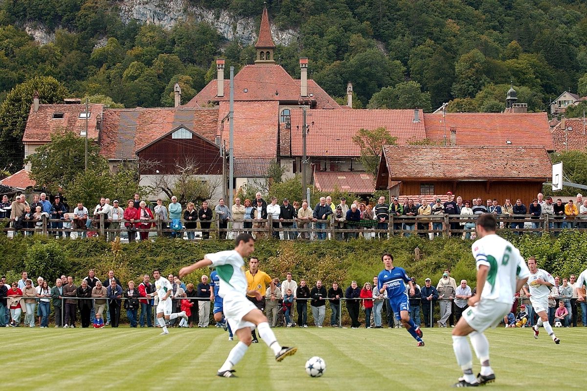 Phase de jeu avec le village de Baulmes, lors de la rencontre de challenge league FC Baulmes - Yverdon-Sport, ce samedi 21 aout 2004. (KEYSTONE/Sandro Campardo)
