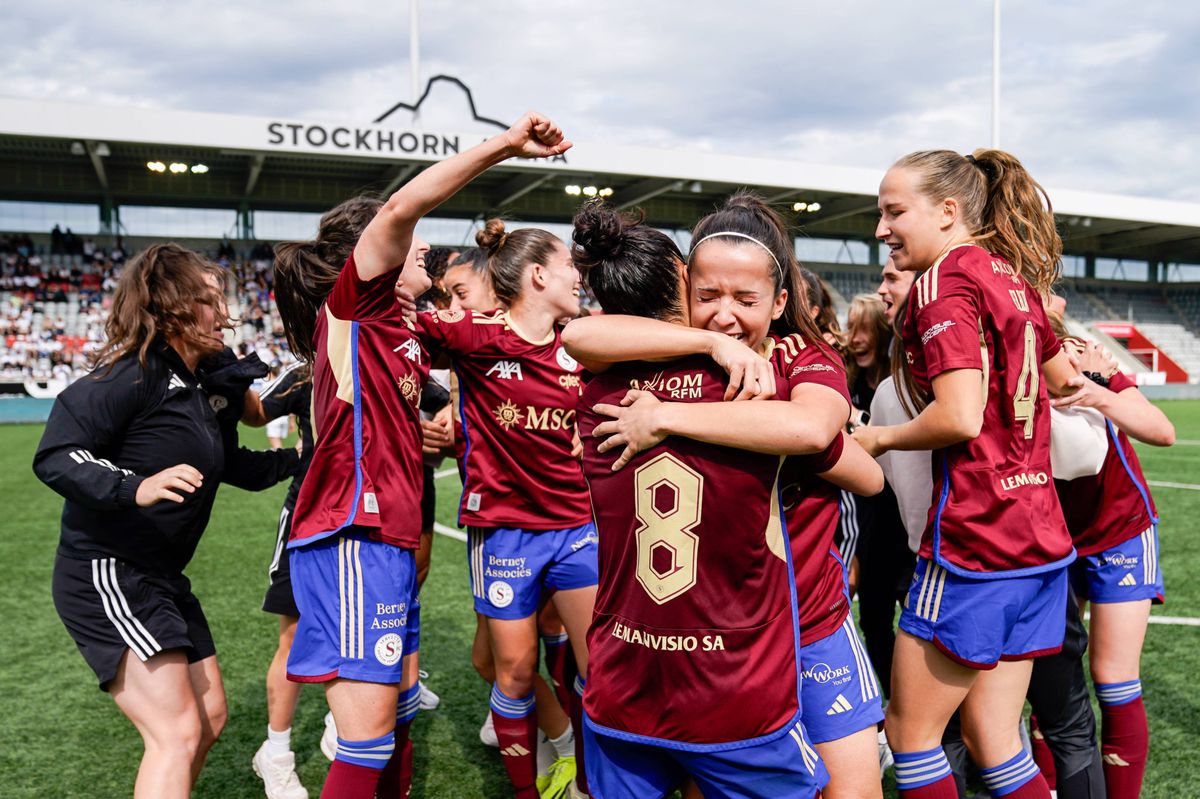 26.05.2024, Thun, Stockhorn Arena, Women s Super League Final: Servette FC ChÃªnois FÃ minin - FC Zürich, 10 Malena Ortiz Servette FC Chenois Feminin, 4 Laura Felber Servette FC Chenois Feminin, 7 Imane Saoud Servette FC Chenois Feminin, 2 Laura Tufo Servette FC Chenois Feminin celebrate the victory of the championship at the final whistle Thun Stockhorn Arena Bern Switzerland *** 26 05 2024, Thun, Stockhorn Arena, Women s Super League Final Servette FC ChÃªnois FÃ minin FC Zürich, 10 Malena Ortiz Servette FC Chenois Feminin , 4 Laura Felber Servette FC Chenois Feminin , 7 Imane Saoud Servette FC Chenois Feminin , 2 Laura Tufo Servette FC Chenois Feminin celebrate the victory of the championship at the final whistle Thun Stockhorn Arena Bern Switzerland Copyright: xJustPictures.ch/DanielaxPorcellix jp-en-DaPo-20240526-_DP19780