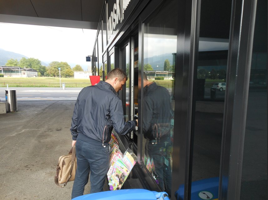 Zwischenverpflegung: Am Kiosk vor der Swissporarena in Luzern kauft er einen Schoggigipfel.
